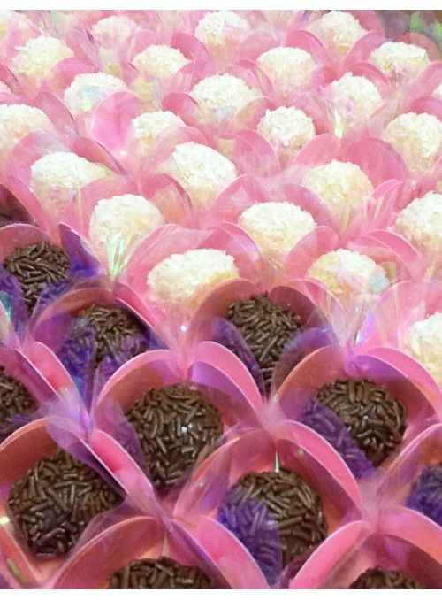 Forminhas para Doces 4 Pétalas Rosa Claro 3,0cm x 2,0cm 50 unidades